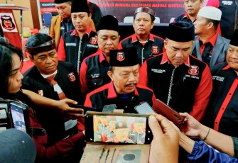 Ketua Umum Madas Nusantara, Kanjeng Raden Haryo (KRH) HM Jusuf Rizal SH saat memberikan keterangan pers di Hotel Bumi Wiyata Depok, Minggu (17/8)