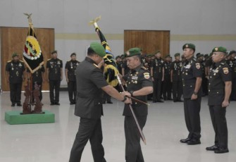 Pangdam I/BB Mayjen TNI Rio Firdianto menyerahkan pataka Danrem 023/KS Kolonel Inf Iwan Budiarso, Senin (17/11)