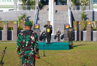Irdam XIII Merdeka saat memimpin upacara bendera peringatan HUT RI Ke-80 di Makodam XIII Merdeka