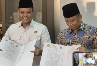 Wali Kota Depok, Supian Suri (Kanan) bersama Kepala Kantor Kemenag Depok, Enjat Mujiat (kiri) menunjukan dokumen MoU RSSG Madrasah Tsanawiyah di Balai Kota Depok, Kamis (26/06/25).