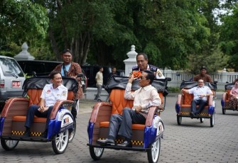 KAI Salurkan Bantuan CSR Becak Listrik kepada Pemerintah Daerah DIY