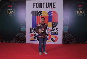 Penghargaan diterima langsung oleh EVP of Corporate Secretary KAI Raden Agus Dwinanto Budiadji.