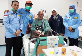Tim KKHI Madinah saat merawat jemaah haji
