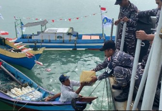 BKO Guspurla Koarmada II, menggelar bakti sosial dan membagikan bendera Merah Putih kepada para nelayan.