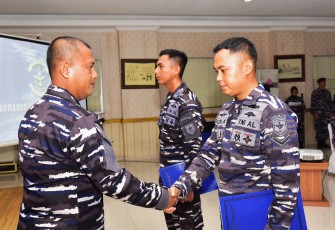 Kadissenlek Kolinlamil, Askomlek Kasal saat Tutup Pelatihan Teknis Operator Radar Navigasi dan Gyro 2025.