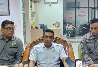 Kajari Karanganyar Roberth Jimmy Lambila, didampingi Kasi Pidana Khusus (Pidsus) Hartanto dan Kasi Intelijen Bonard David Yuniarto, saat menggelar konferensi pers, Kamis (10/7/2025).