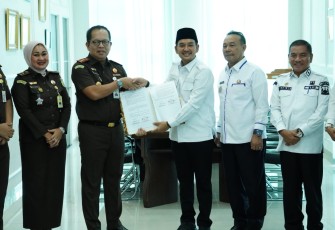 Kejaksaan Negeri (Kejari) Tebing Tinggi menyerahkan bangunan gedung eks kantor Kejari Tebing Tinggi yang terletak di Jl. Medan - Pematang Siantar (samping Masjid Agung) kepada Pemerintah Kota (Pemko) Tebing Tinggi, Rabu (5/3/2025) bertempat di ruang Kerja Wali Kota lantai IV, gedung Balai Kota Jln. Dr. Sutomo No. 14