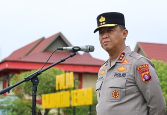 Kapolda Kalteng Irjen Pol Iwan Kurniawan saat memimpin langsung pelaksanaan apel pagi di Lapangan Barigas Mapolda, Senin (4/8/2025).