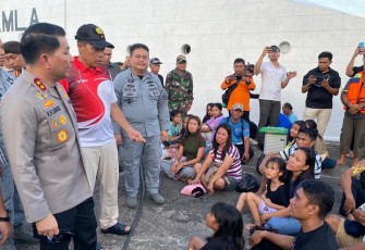 Kapolda Sulawesi Utara saat memimpin evakuasi korban KM Barcelona V