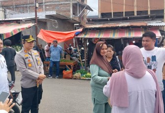 Kapolres Bitung AKBP Albert Zai, SIK.,MH saat memantau pasar murah
