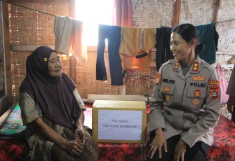 Kapolres Jembrana AKBP Kadek Citra Dewi Suparwati, S.H., S.I.K., M.I.K., saat menyerahkan bingkisan bantuan kepada warga.