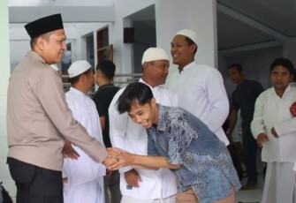 Kapolres Karanganyar AKBP Hadi Kristanto berjabat tangan dengan warga usai melaksanakan Salat Jumat di Masjid Al Mukmin, Dukuh Sentono, Desa Tawangsari, Kecamatan Kerjo, Jumat (1852025).