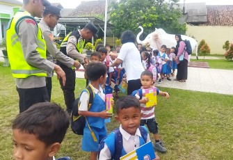 Polsek Belitang III saat Terima Kunjungan Guru dan Murid Paud/TK KB