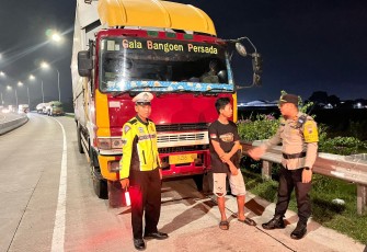 Kapospam Exit Tol Kebakkramat, AKP Anggoro, memberikan imbauan kepada sopir truk terkait larangan beroperasi di jalan raya dan tol selama Operasi Ketupat Candi 2025. (Istimewa)
