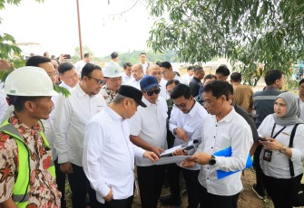 Menteri Agraria dan Tata Ruang/Kepala Badan Pertanahan Nasional (ATR/BPN), Nusron Wahid bersama Menteri Perhubungan, Dudi Purwagandhi, melakukan peninjauan lahan yang diperuntukkan sebagai jalan akses ke Stasiun Kereta Cepat Indonesia China (KCIC) Karawang, Selasa (25/02/2025)