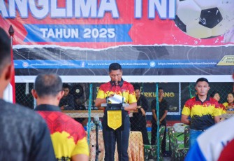 Kasdam XIII Merdeka saat membacakan amanat Panglima TNI