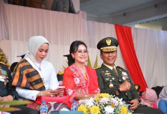 Kasdam XIII Merdeka, Yustinus Nono Yulianto saat menghadiri upacara penurunan bendera merah putih