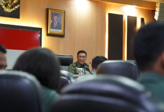 Kasdam XIII Merdeka, saat memimpin rapat koordinasi