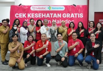 Direktur Promosi Kesehatan Kemenkes, dr. Elvieda Sariwati, M.Epid, saat meninjau langsung pelaksanaan program CKG yang digelar oleh Halodoc 