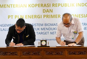 Penandatanganan Nota Kesepahaman (MoU) terkait pengembangan ekosistem biomassa berbasis masyarakat melalui koperasi di Kemenkop, Jumat (21/11)..