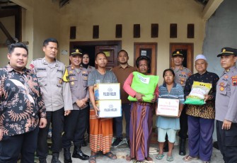 Kasat Binmas Polres Kendal AKP Subkhi, dan Kapolsek Weleri AKP Agus Supriyadi, Saat Memberikan Bantuan PolisiSelasa, (04/03/2025)