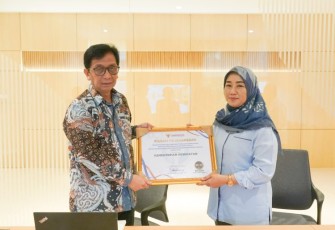 Kepala Biro Komunikasi dan Informasi Publik Kemenkes, Aji Muhawarman saat menerima Penilaian Ombudsman 