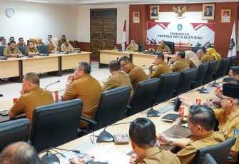Rapat Persiapan Pelantikan Gubernur dan Wakil Gubernur Kepulauan Riau Periode 2025-2030 di Balairung Raja Ali Kelana, Gedung Daeng Celak Lt. 4, Kantor Gubernur Kepulauan Riau, Dompak, Selasa (11/02).