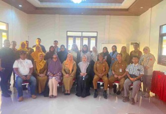 Foto bersama saat rapat koordinasi pengurus Dekranasda di ruang pertemuan Rumah Dinas Wali Kota Tanjungpinang, Senin (30/6) sore.