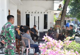 omandan Kodim 0802 / Ponorogo Letkol Inf Dwi Soerjono mengumpulkan para petani, tengkulak dan pedagang gabah yang ada di wilayah Koramil Tipe B 0802/16 Jetis, Kodim 0802/Ponorogo, Kamis (13/03/2025)