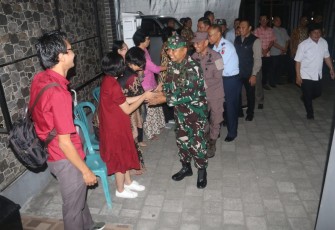 Dandim 0803/Madiun Letkol Inf I Nyoman Adhisaputra bersama Forkopimda Kabupaten Madiun saat melaksanakan patroli serta pengecekan sejumlah pos pengamanan, Rabu (25/12).