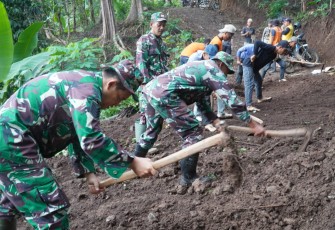 Personel Kodim saat Bantu Bersihkan Material Longsor di Dusun Nglengko dan Dusun Ngukir, Rabu (29/10/2025).
