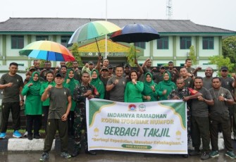 Kodim 1708/BN Bagikan Takjil Gratis untuk Warga Biak Numfor