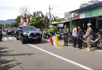Danramil 0801/03 Arjosari Letda Cke Misrum hadiri Kegiatan Kirab Panji Tata Pramana Hargeng Praja secara estafet melalui Kantor Kecamatan Arjosari Menuju Perbatasan Nawangan dalam Rangka Ulang Tahun Kab. Pacitan ke 280, bertempat di Halaman Kantor Kecamatan Arjosari, Kabupaten Pacitan, Selasa (18/02/2025)