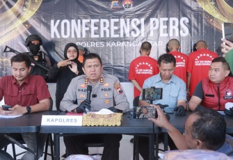 Konferensi pers di Mapolres Karanganyar, Selasa (652025), terkait penangkapan tiga pengedar narkoba jenis ganja, sabu, dan tembakau sintetis.