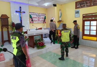 Babinsa Kwadungan Bersama Bhabinkamtibmas saat Laksanakan PAM Gereja dalam Perayaan Ibadah Natal