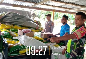 Babinsa bersama personil Polsek dan bulog saat menggelar gerakan pangan murah