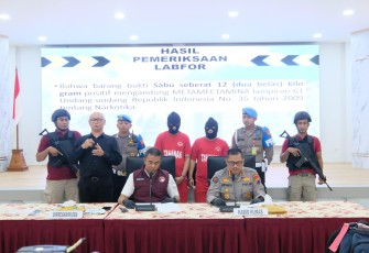 Direktur Reserse Narkoba Polda Jateng (Dirresnarkoba), Kombes Pol Anwar Nasir didampingi Kabid Humas Kombes Pol Artanto dalam konferensi pers yang digelar di Gedung Borobudur, Mapolda Jateng, Jumat (21/11/2025)