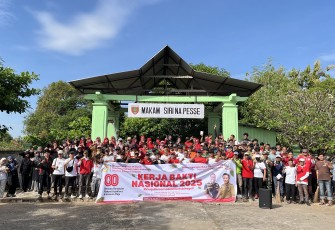 Momen kebersamaan warga LDII Makassar bersama DLHK Sulsel saat melakukan kerja bakti serentak bertema "Kerja Bersama Bakti untuk Negeri" di Pemakaman Siri Na Pesse, Jalan Daeng Ramang, Kota Makassar, Sabtu (16/8/2025). 