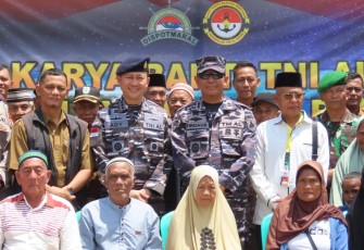 Komandan Lanal Ranai, Kolonel Laut (P) Ady Dharmawan, S.IP., P.S.C., foto bersama warga desa, Selasa (26/08/2025).