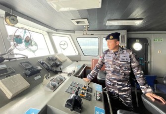  Kolonel Laut (P) Ady Dharmawan, S.IP., P.S.C., melaksanakan peninjauan unsur Kapal Angkatan Laut (KAL) yang lagi sandar di Dermaga Kota Tua Penagi Kabupaten  Natuna Provinsi Kepulauan Riau. Senin 01/09/2025.