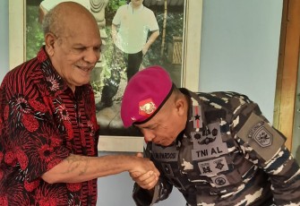 Komandan Pangkalan Utama TNI AL (Lantamal) X Jayapura, Brigjen Marinir FJH Pardosi, penuh hormat kepada tetua adat Papua.
