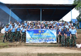 Lanud Sultan Hasanuddin Gelar Bakti Sosial Dengan Membersihkan TPI Maros