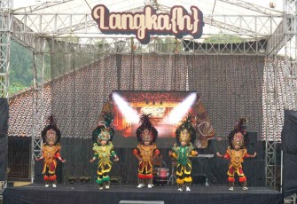 Manajemen Pertunjukan yang digelar Prodi Ilmu Komunikasi Fakultas Ilmu Sosial dan Ilmu Komunikasi (FISKOM) UKSW di SMAN 1 Getasan dengan berbagai tema sosial disampaikan dengan menyentuh dan penuh makna.