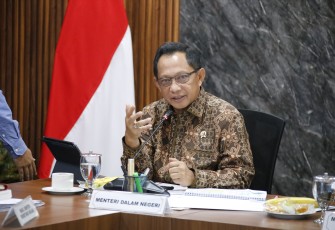 Mendagri Muhammad Tito Karnavian dalam Rapat Koordinasi Terbatas bersama Pemda terkait kesiapan pembangunan PSEL di Kantor Kementerian Koordinator (Kemenko) Bidang Pangan, Jakarta, Kamis (17/7/2025).