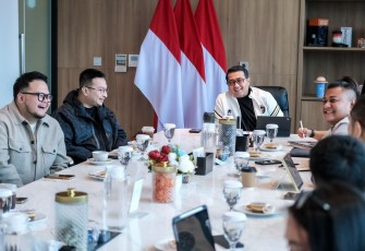 Menteri Ekonomi Kreatif, Teuku Riefky Harsya, menerima audiensi dari Djakarta Warehouse Project (DWP) di Kantor Kementerian Ekraf, Jakarta, Kamis (20/11/2025).
