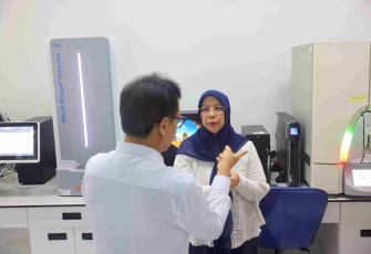 Menkes Budi Gunadi Sadikin saat meninjau fasilitas laboratorium di Rumah Sakit Cipto Mangunkusumo (RSCM)