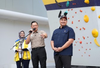 Menpora Dito dan Menko AHY saat tinjau Pembangunan Cibubur Youth Elite Sport Center