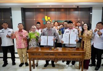 Menkop Ferry Juliantono saat melakukan audiensi, sekaligus penandatangan MoU antara Kemenkop dengan Apdesi Merah Putih di kantor Kemenkop, Jakarta, Kamis malam (13/11/2025).