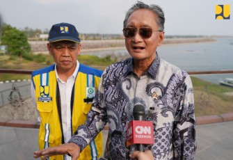 Menteri Dody saat meninjau Bendungan Semantok, Selasa (12/8/2025). 