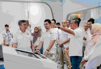 Menteri Energi dan Sumber Daya Mineral (ESDM) Bahlil Lahadalia saat menyempatkan diri menyapa dan berdialog dengan para pengamat gunung api di seluruh Indonesia melalui konferensi video, Senin (29/12).